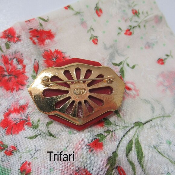 Vintage Signed Trifari Red Lucite & Gold-Tone Geometric Brooch Pin - Picture 6 of 7